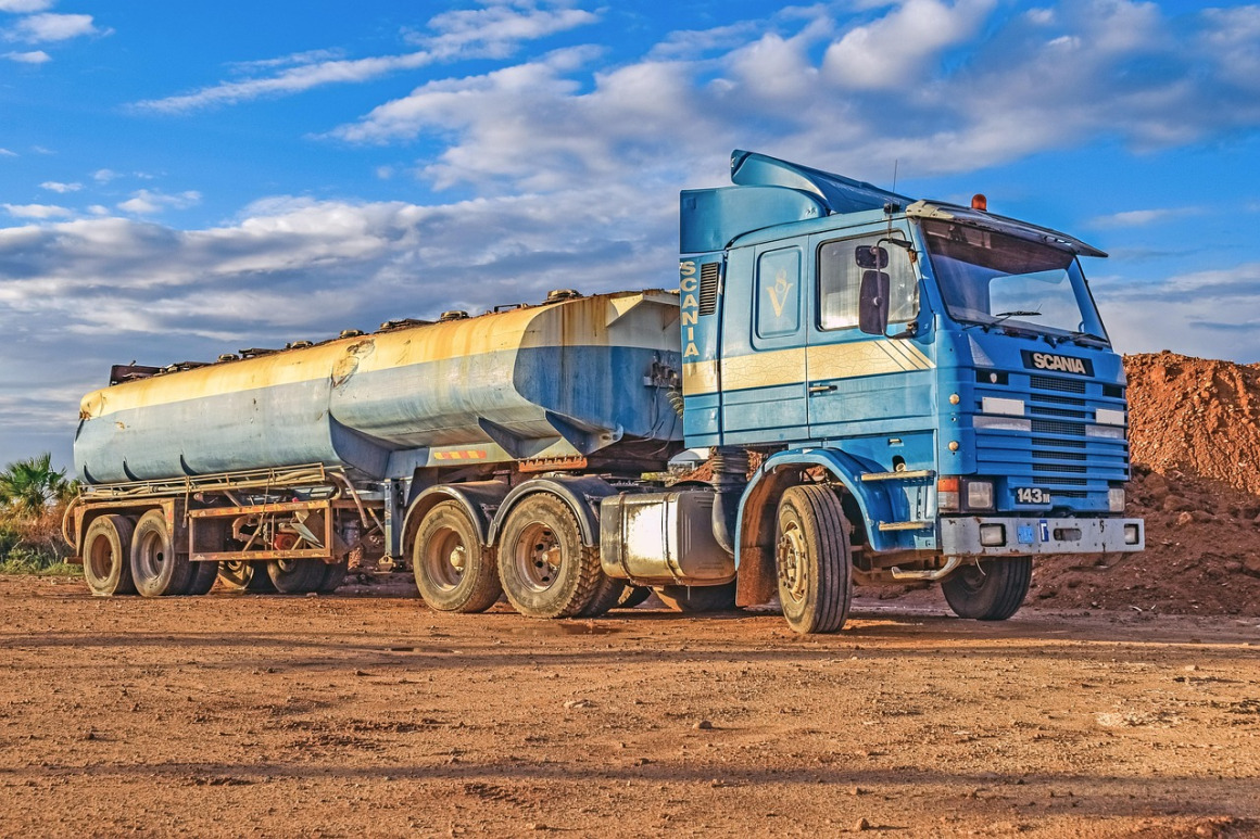 Chemical tanker truck for bulk liquid transport